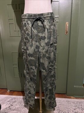 Anthropologie  Women’s Olive & Charcoal Camo Straight-Leg Joggers